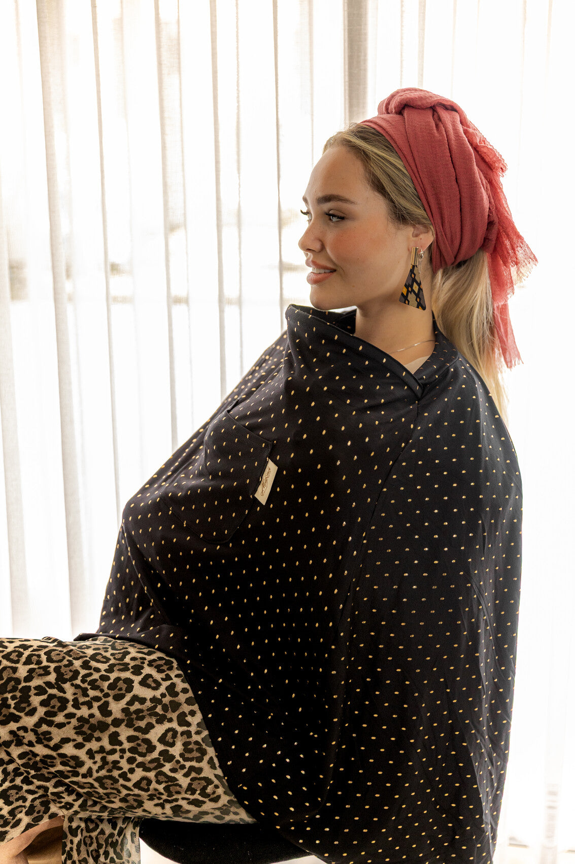 rn-image_picker_lib_temp_1e65680c-d2b6-4807-983b-968e755f1a49.jpg "The Black Elegance" סינר – תמונה 1